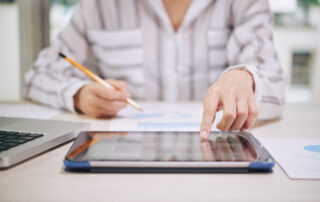 Perbandingan Metode Pencatatan Laporan Keuangan Manual vs Digital