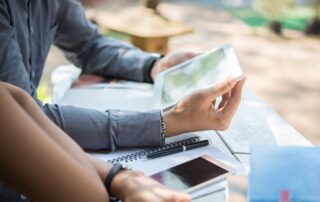 Rupiah Melemah ke Rp16.872 per Dolar AS, Imbas Outlook Kredit RI dan Sentimen Global